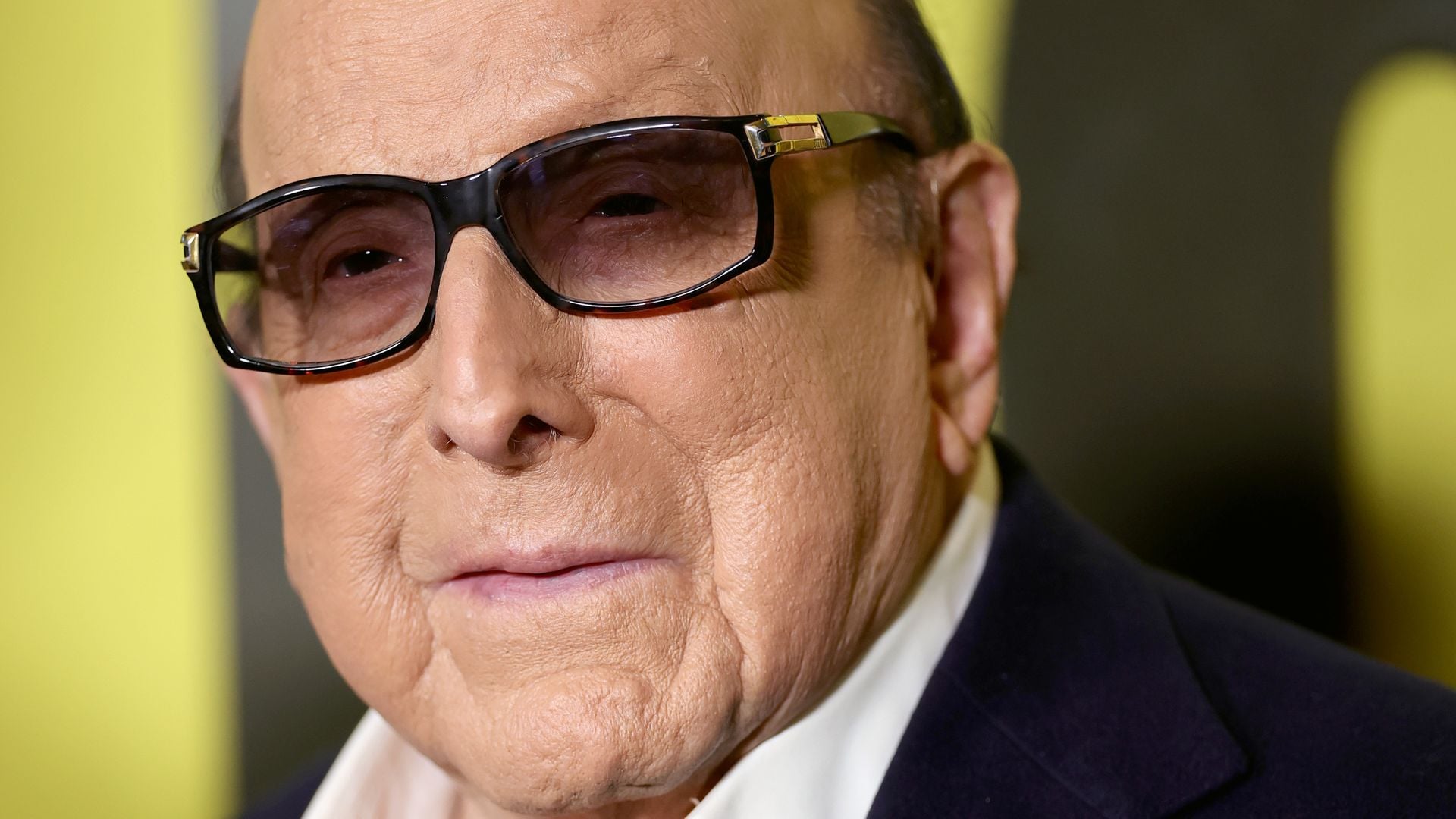 Atemwegsinfekt-Clive-Davis-aus-dem-Krankenhaus-entlassen
