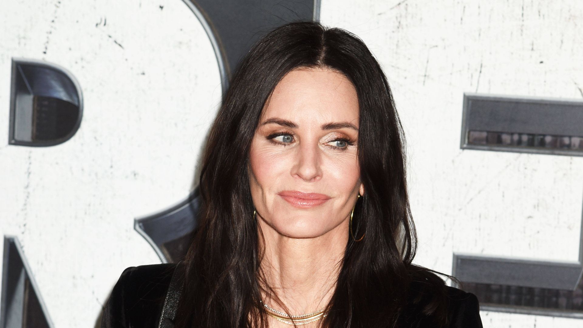 Courteney-Cox-genie-t-Feiertagsdinner-l-ssig-in-Jeans