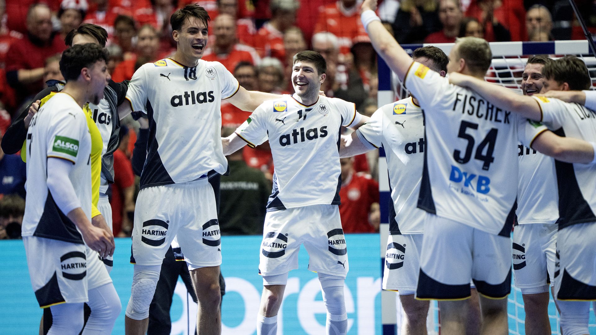 Zitterpartie-Deutsche-Handballer-ziehen-ins-EM-Halbfinale