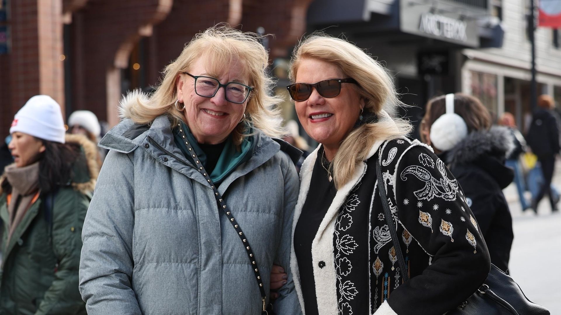 M-tter-von-Travis-Kelce-und-Taylor-Swift-rocken-Filmfestival