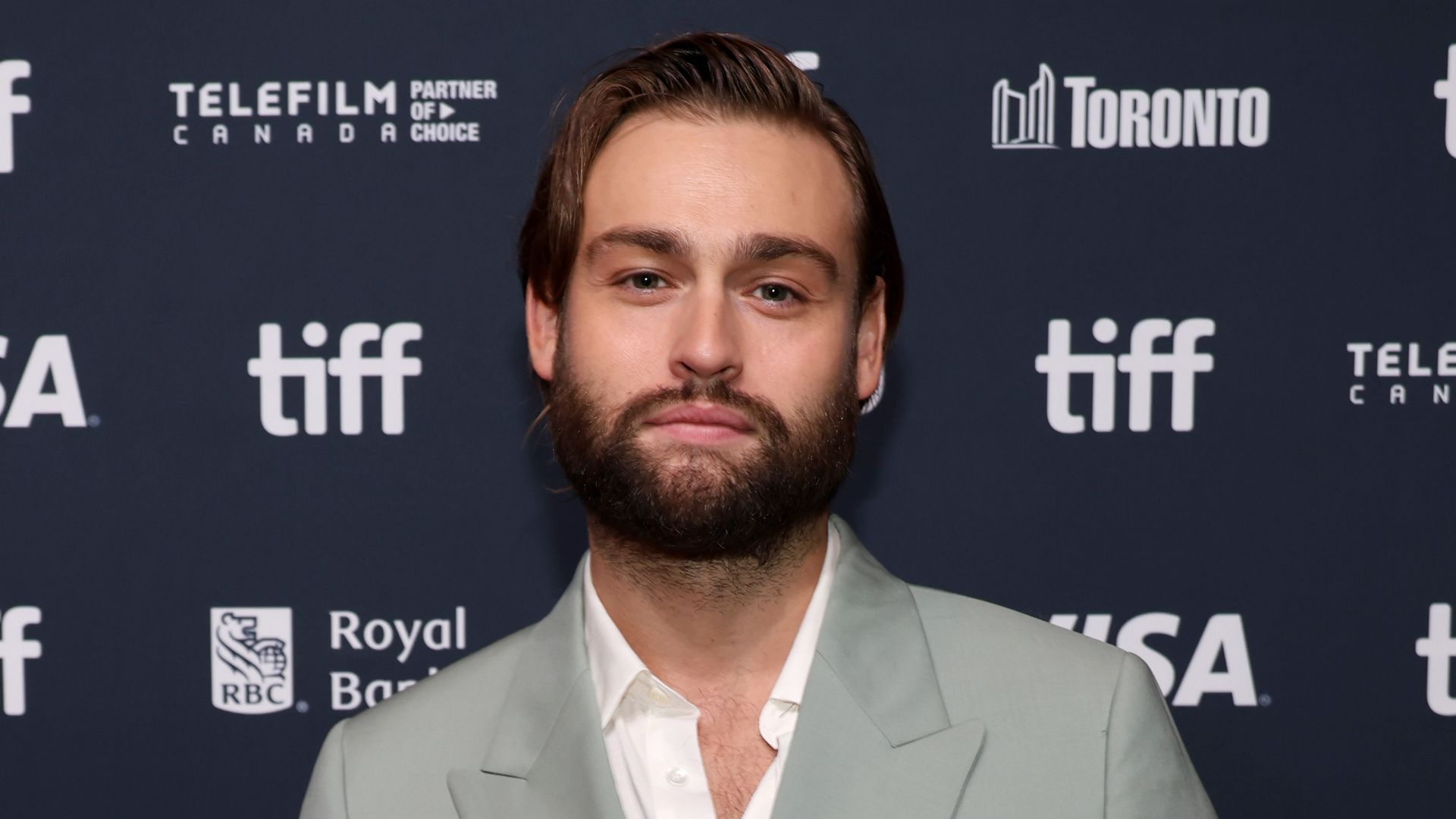 Douglas-Booth-spricht-ber-schweren-Verlust-seines-Vaters