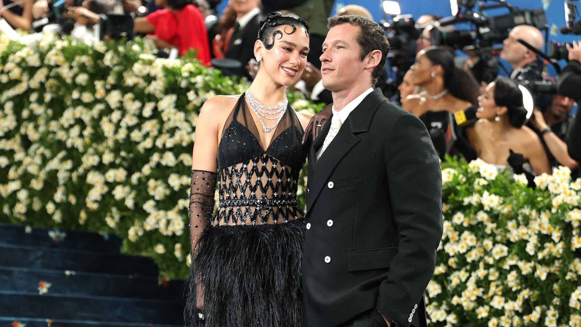 P rchenauftritt Dua Lipa Und Callum Gl nzen Bei Met Gala