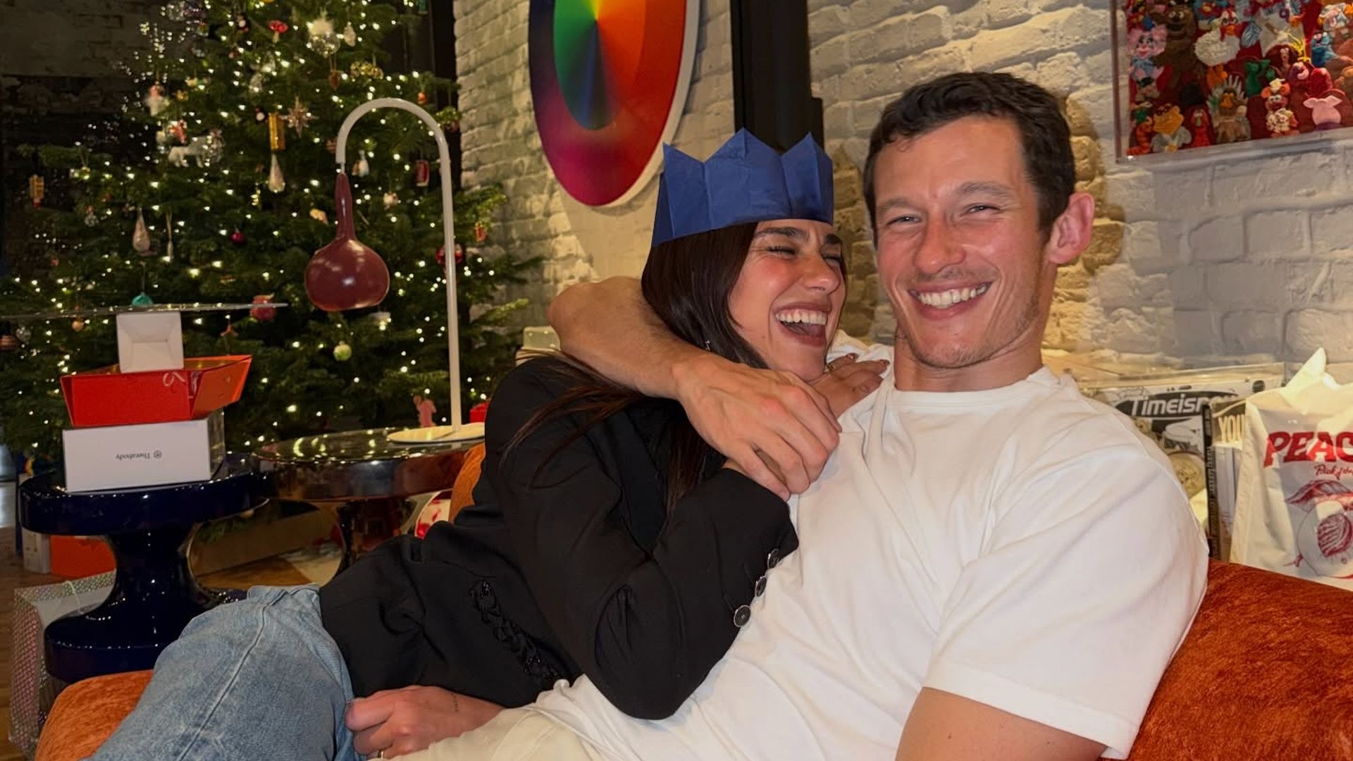 Dua-Lipa-teilt-s-e-Weihnachtsfotos-mit-Verlobtem-Callum