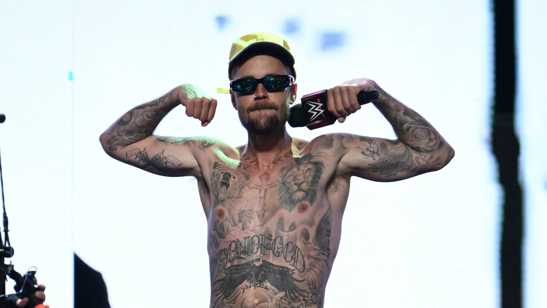 Die-Menge-tobt-Justin-Bieber-heizt-New-York-oben-ohne-ein