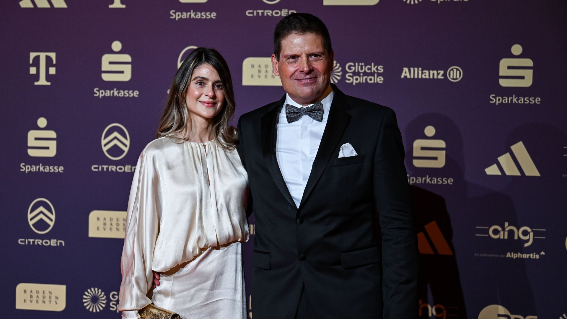 Selten-Jan-Ullrich-posiert-mit-seiner-Partnerin-bei-Gala