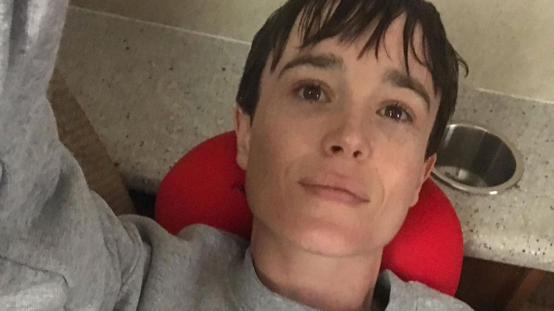 Operative Elliot Page Nach geschlechtsangleichender OP: Neues Foto von Elliot Page