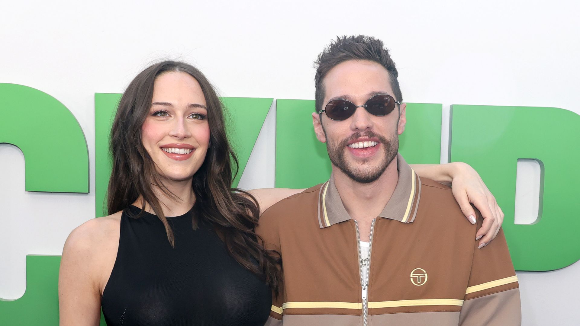 Pete-Davidson-und-Elsie-Hewitt-turteln-auf-ihrer-Babyparty