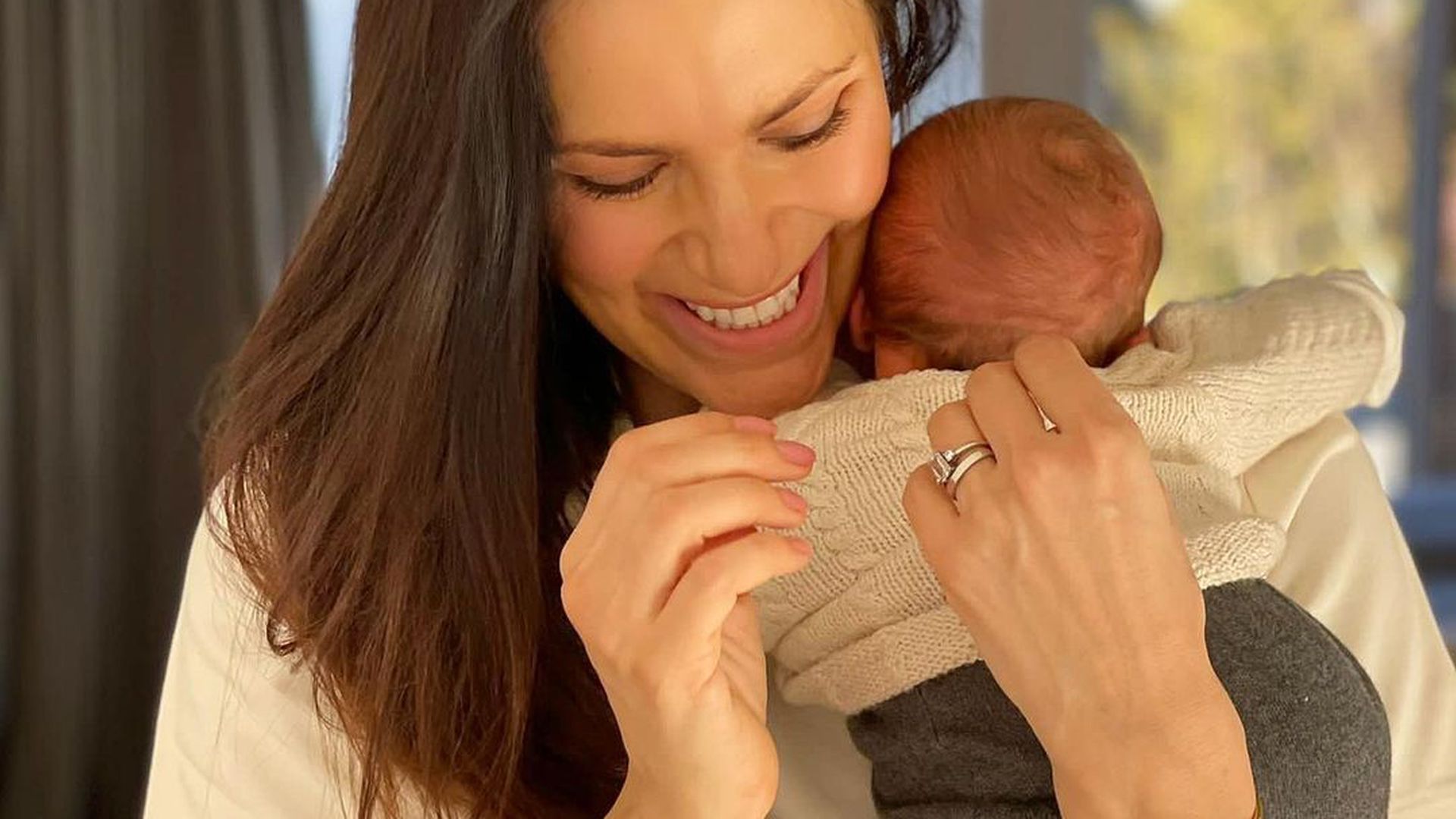 Zuckersüßes Foto: Esther Sedlaczeks zweites Kind ist da!