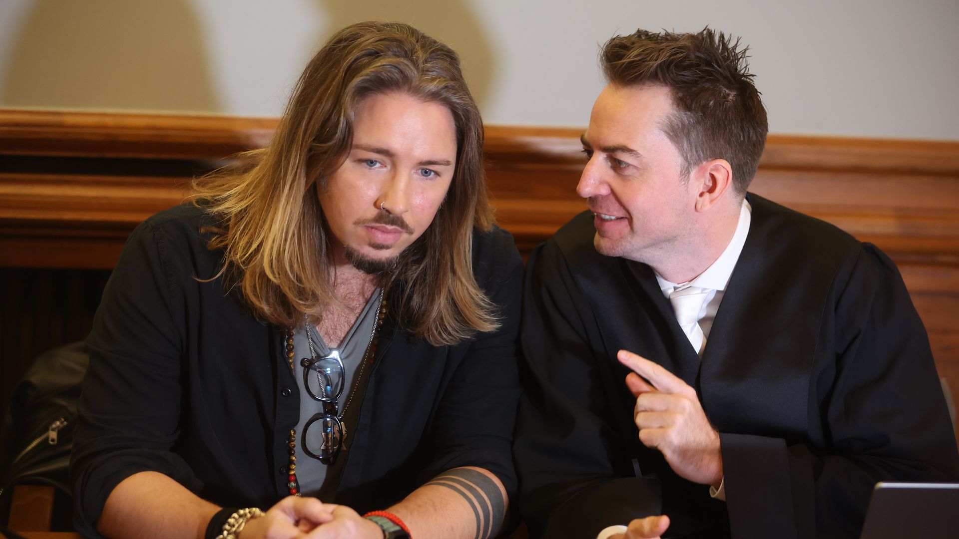 Gil-Ofarims-Anwalt-droht-Kritikern-mit-harten-Strafen