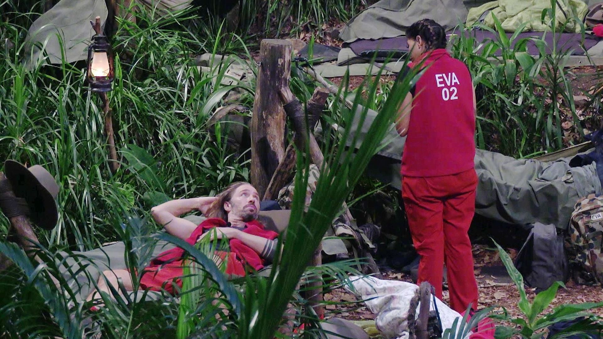 Eva-konfrontiert-Gil-im-Dschungelcamp-mit-Davidstern-Skandal