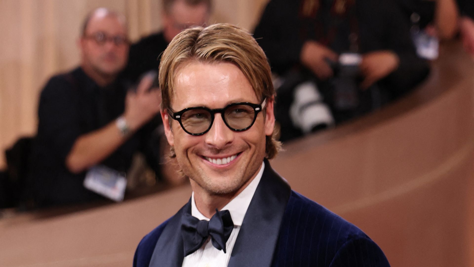 Glen-Powell-verletzte-sich-bei-Dreharbeiten-zu-Chad-Powers-