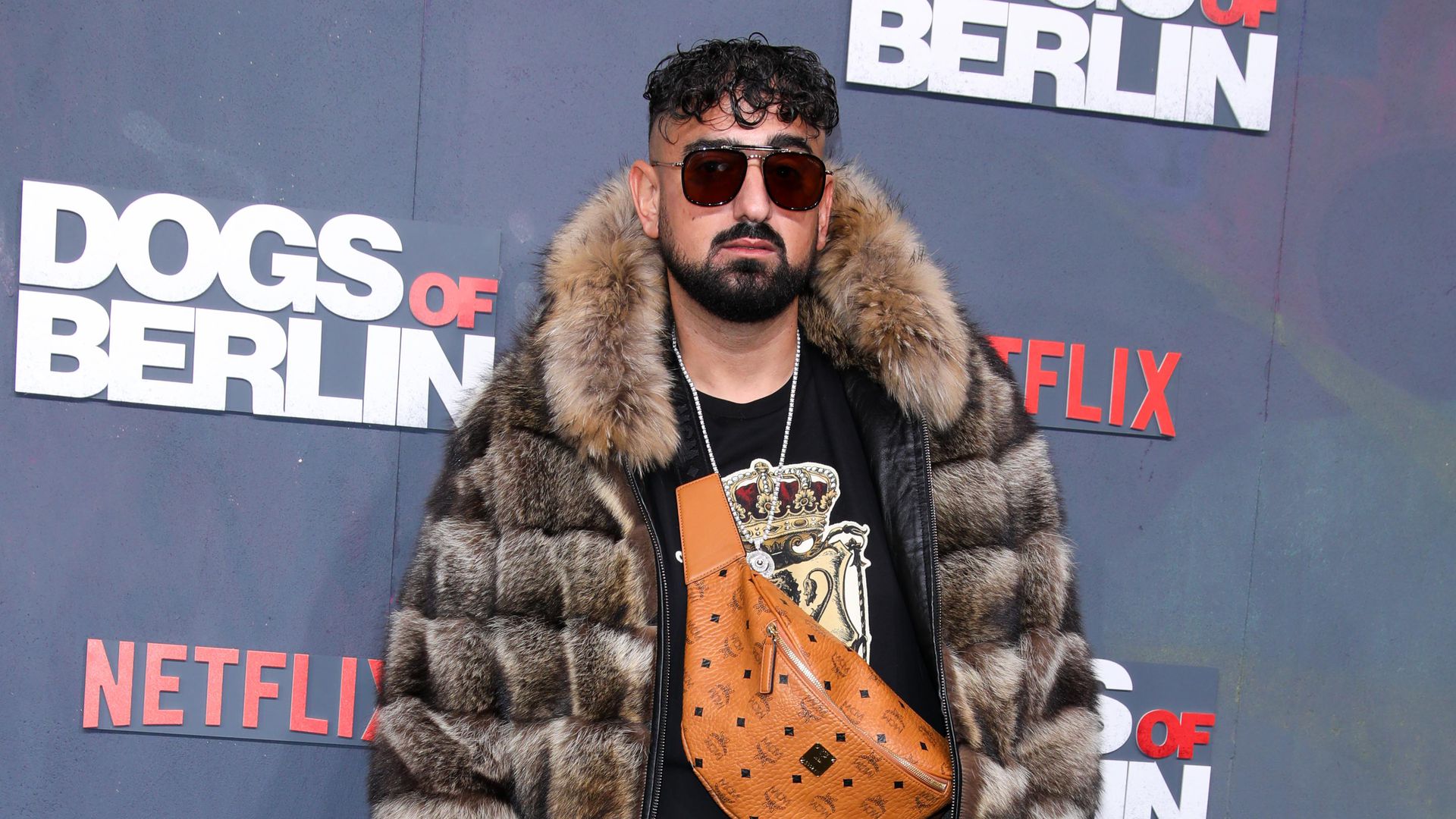 -Unangenehm-Fans-kritisieren-Haftbefehls-Video-mit-Sohn