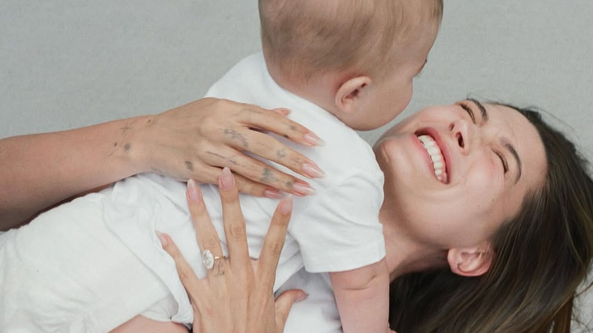 In-Sachen-Babykleidung-Das-sind-Hailey-Biebers-Vorlieben