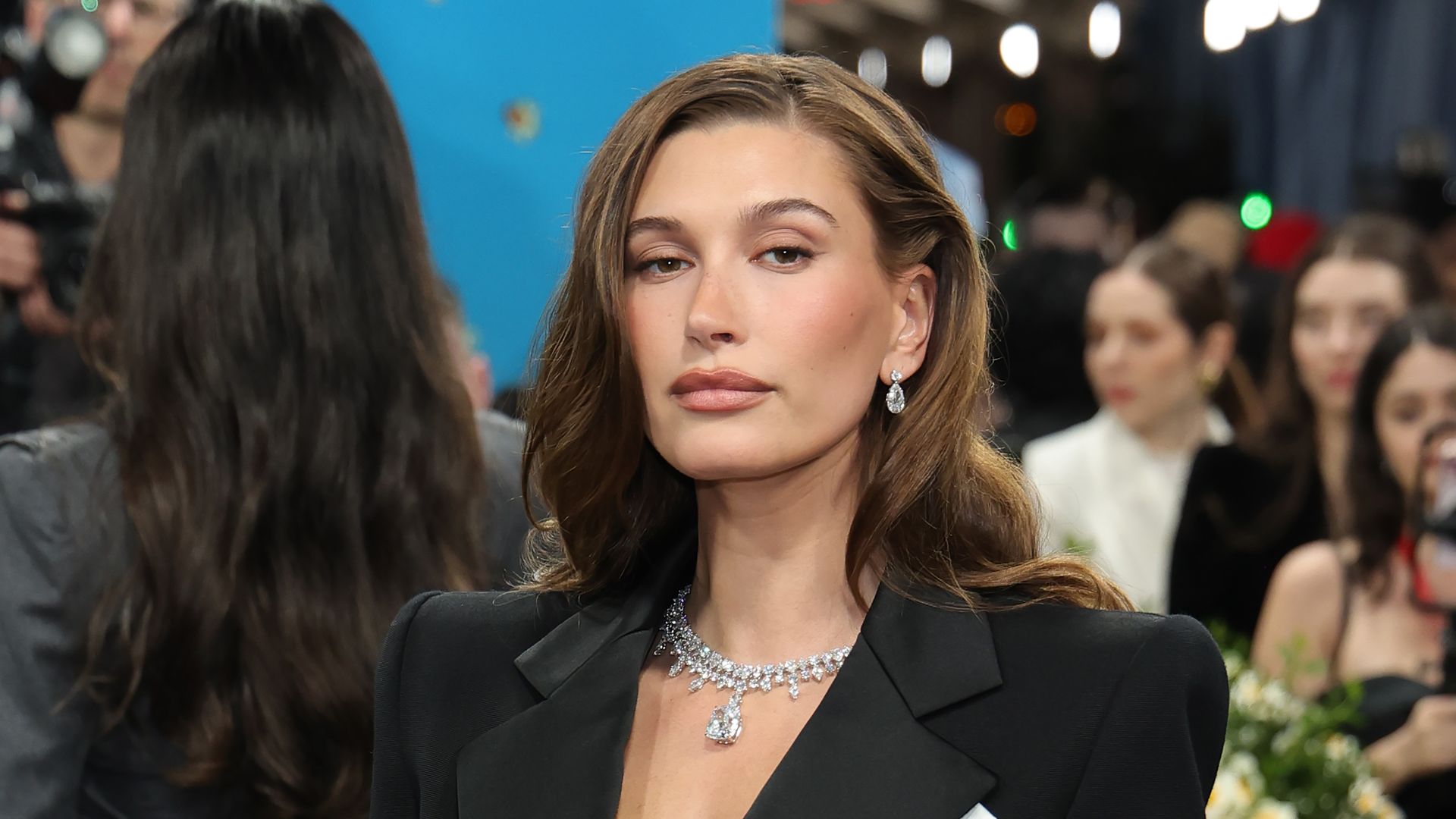Ihre-Fans-feiern-Model-Hailey-Bieber-als-hei-e-Mama-