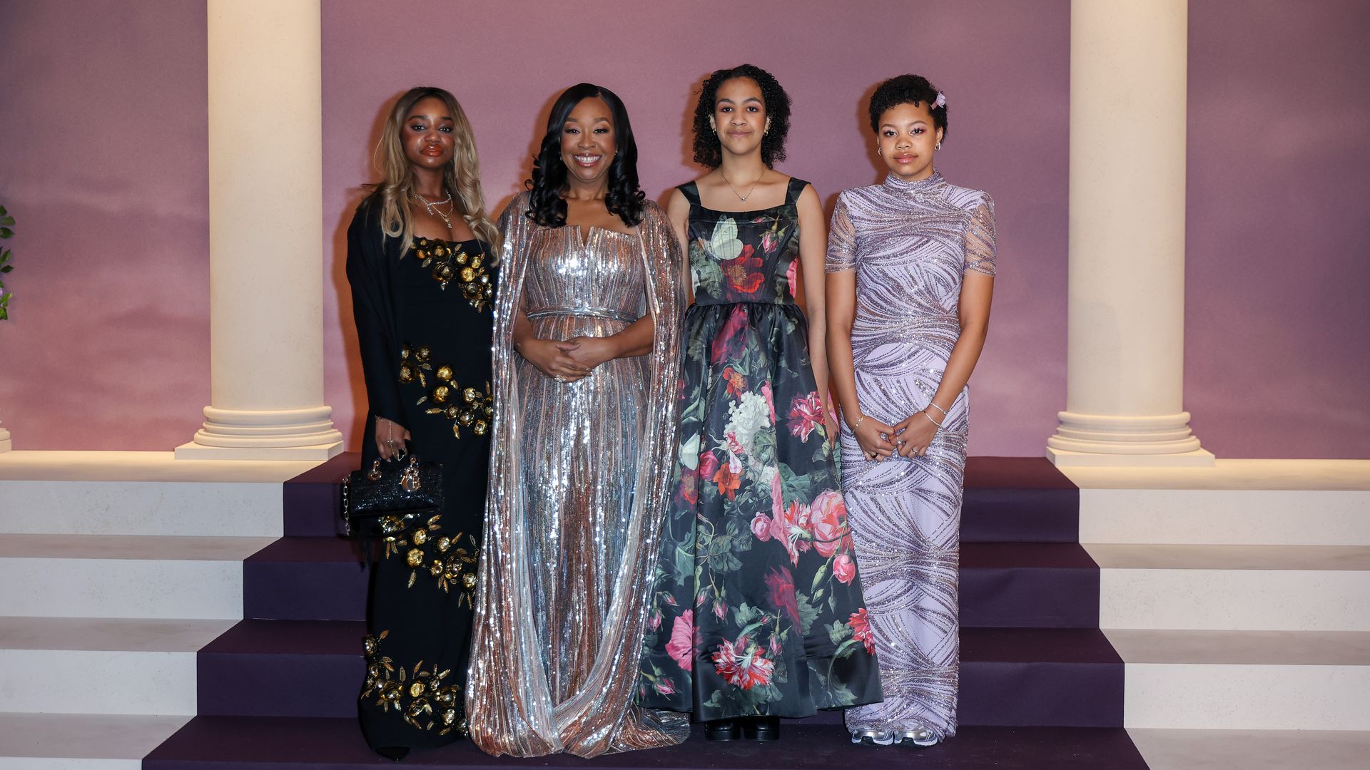 Shonda-Rhimes-posiert-mit-T-chtern-bei-Bridgerton-Premiere