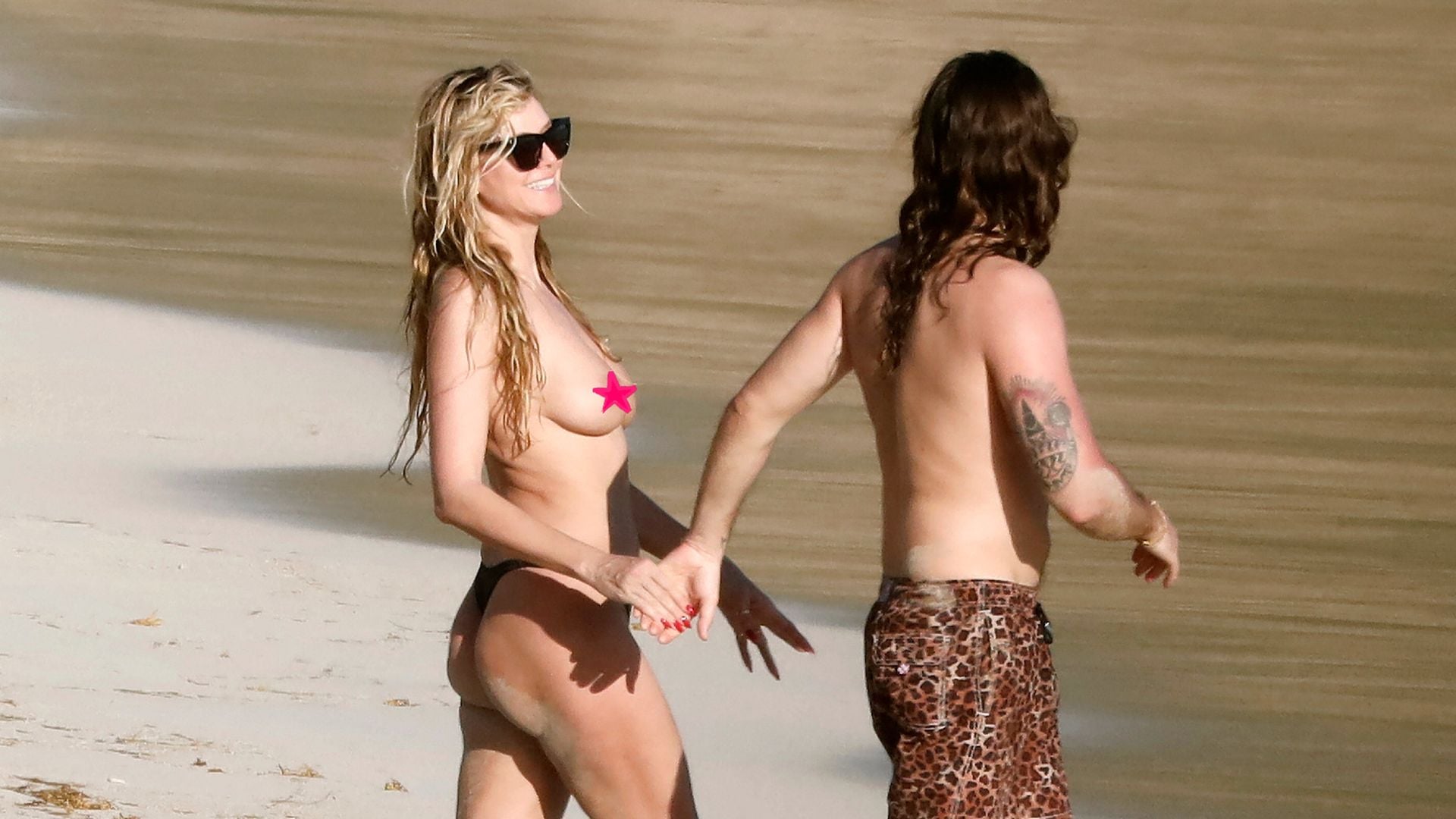 Oben-ohne-Urlaub: Heidi Klum turtelt mit ihrem Tom am Strand