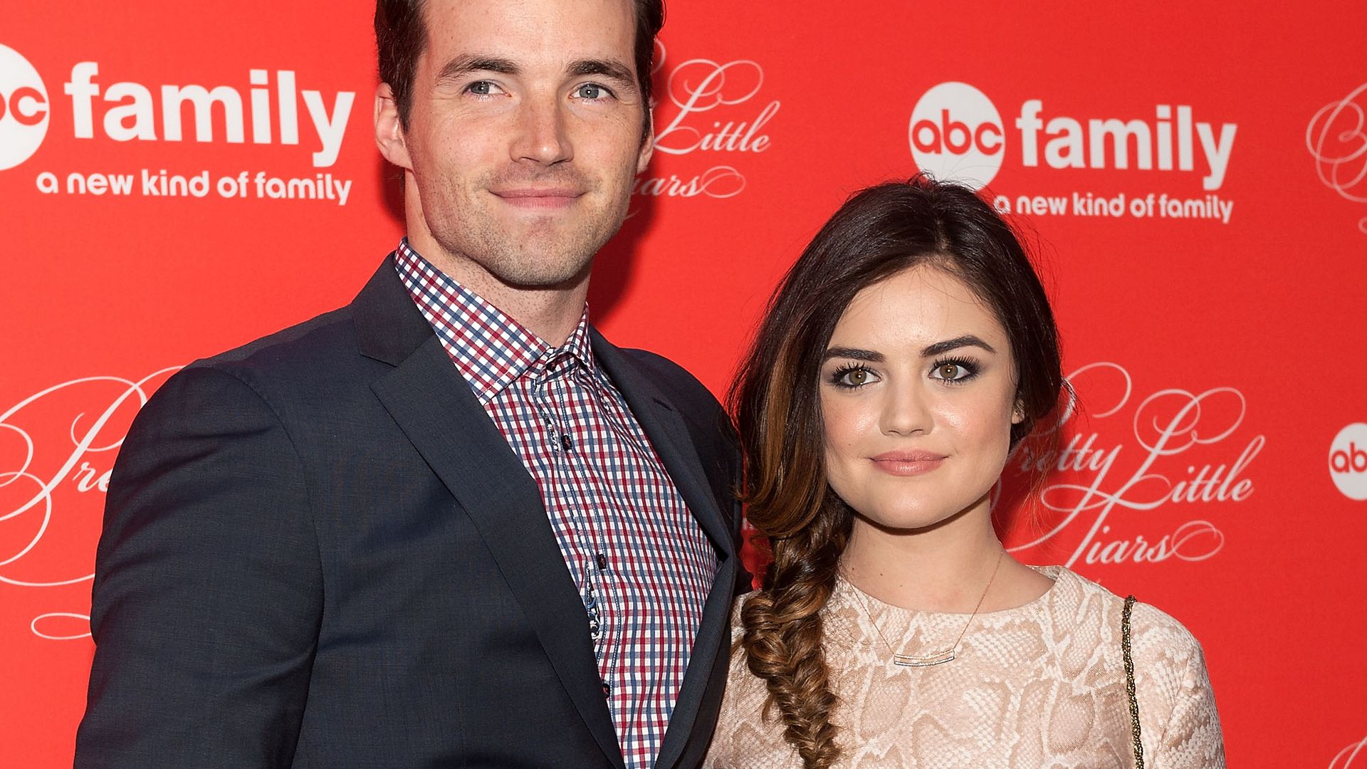 Lucy-Hale-und-Ian-Harding-drehen-romantischen-Weihnachtsfilm