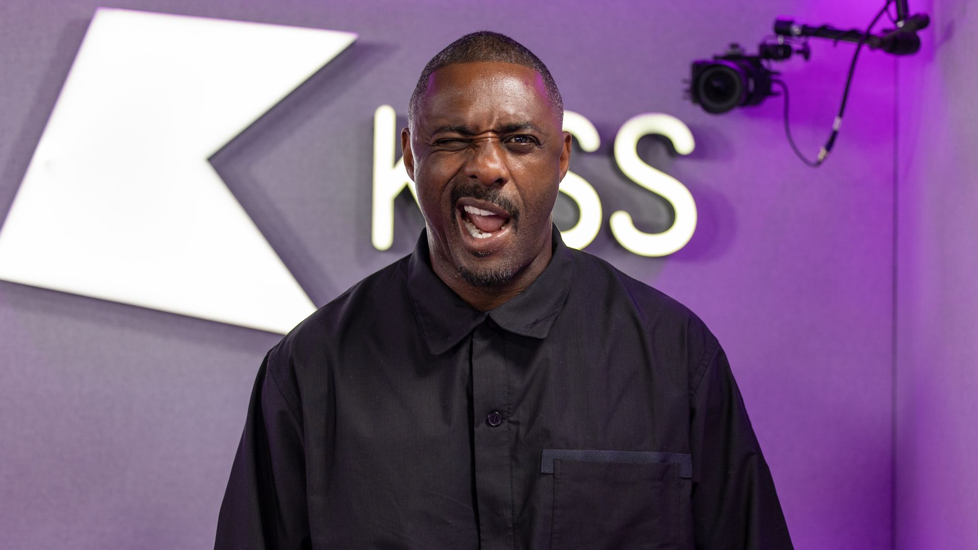 Idris-Elba-verpasste-fast-Ritterschlag-wegen-verlorener-Post