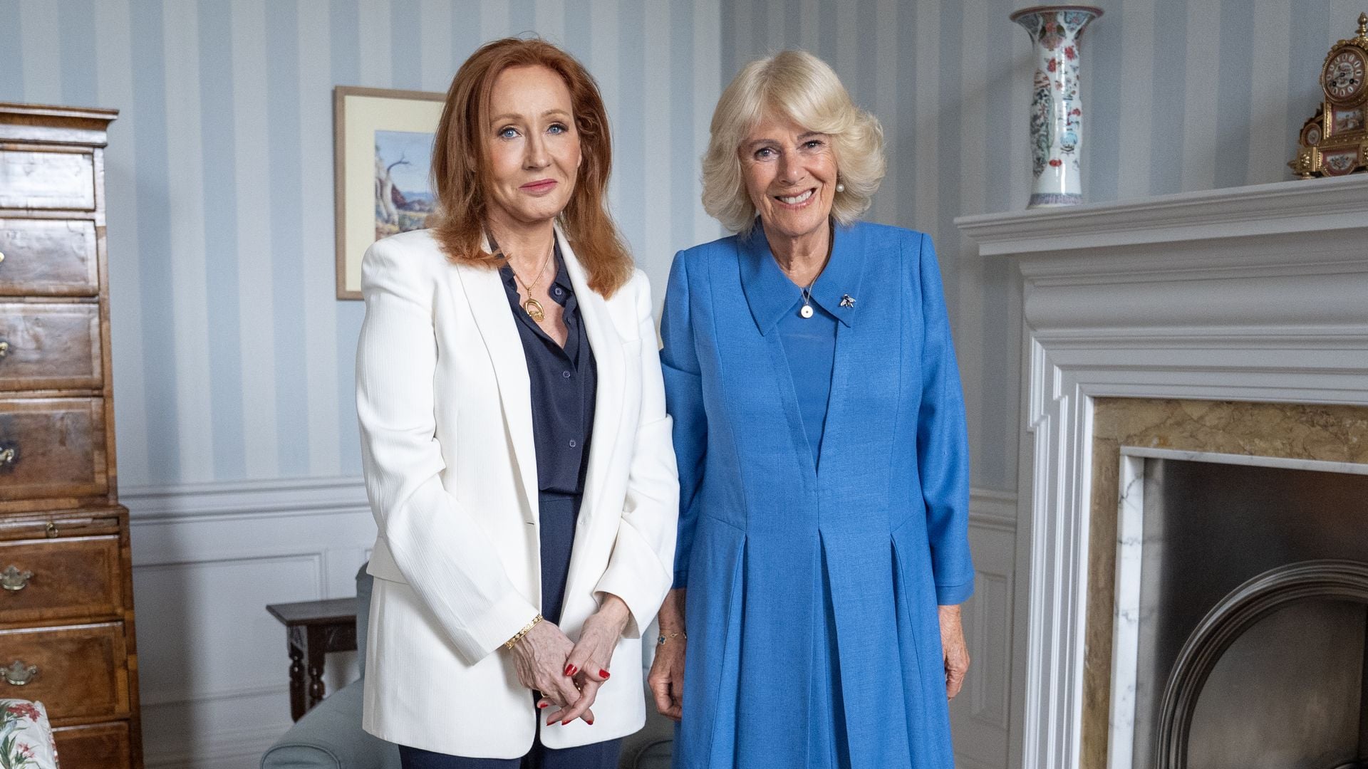 K-nigin-Camillas-Foto-mit-J-K-Rowling-sorgt-f-r-Unmut