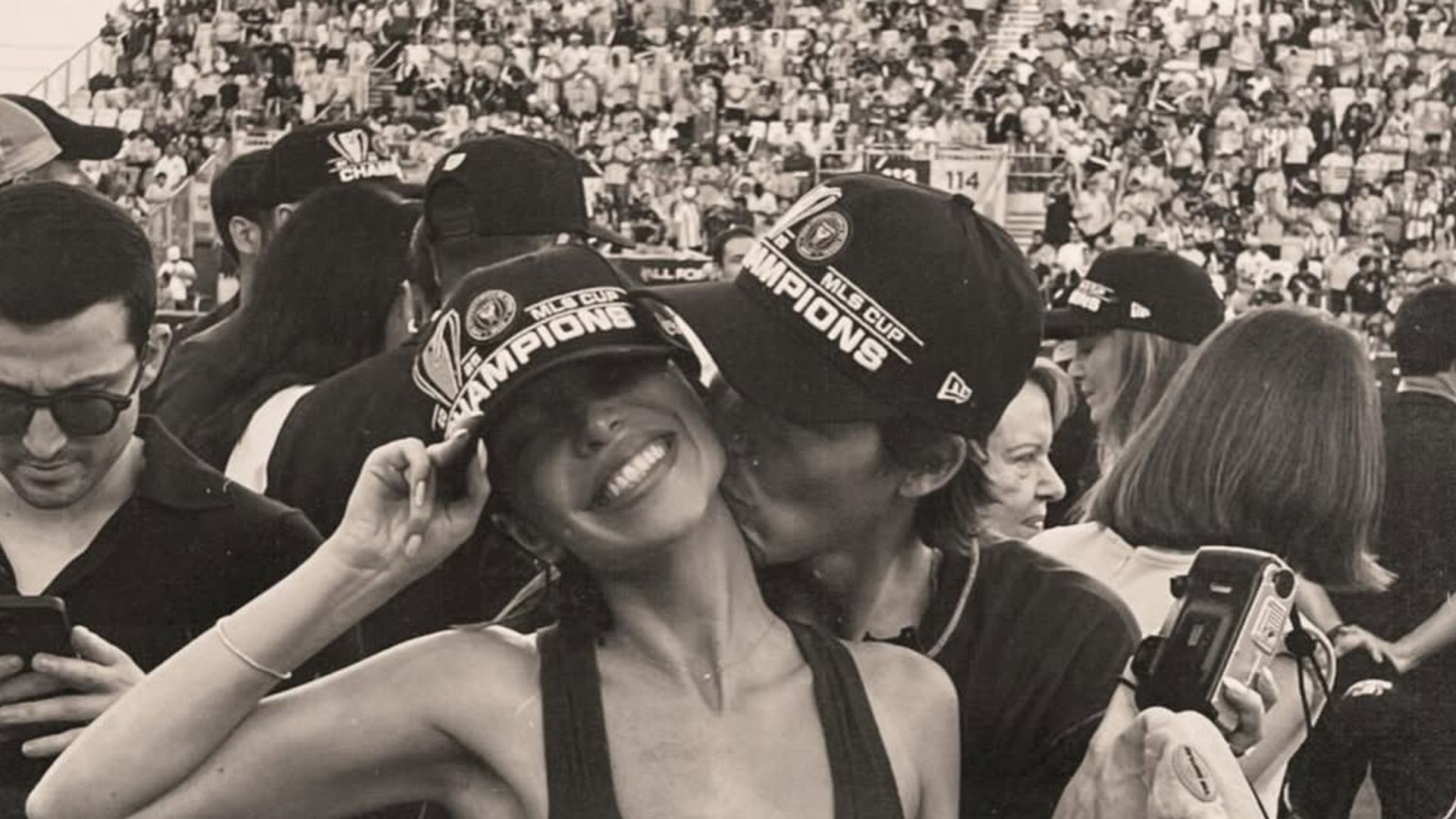 Frisch-verliebt-Jackie-Apostel-kuschelt-mit-Cruz-Beckham