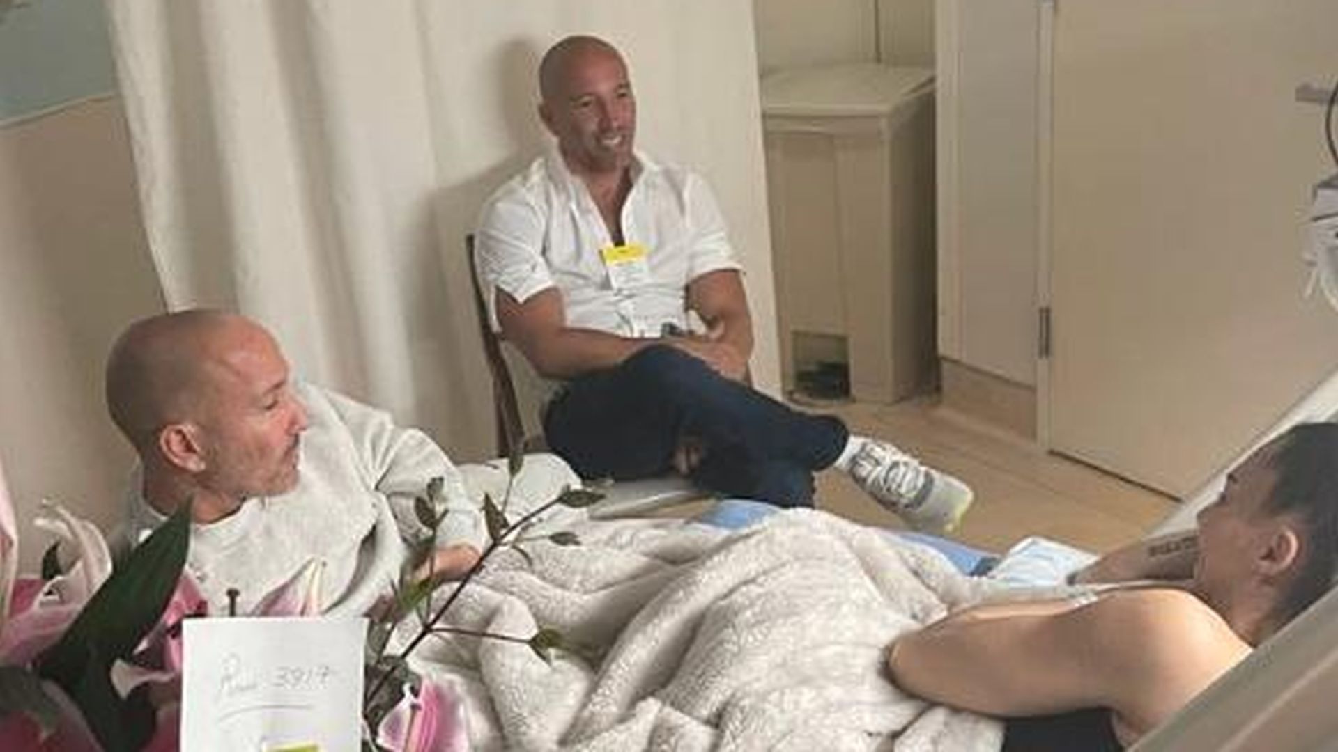 Die OppenheimBrüder besuchen Amanza Smith im Krankenhaus(01)