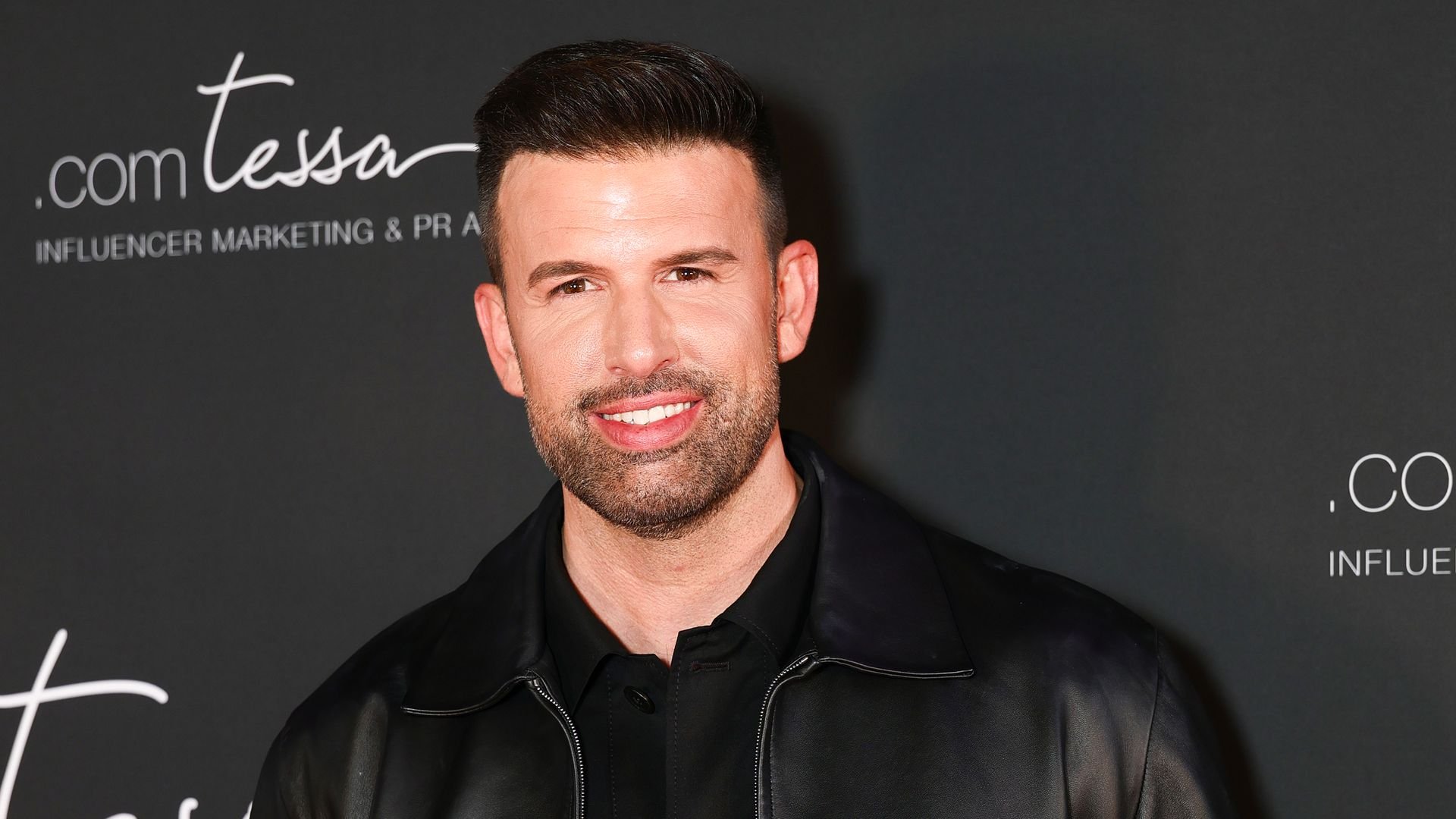 R-hrend-Diesen-beiden-Frauen-geh-rt-Jay-Khans-ganzes-Herz-