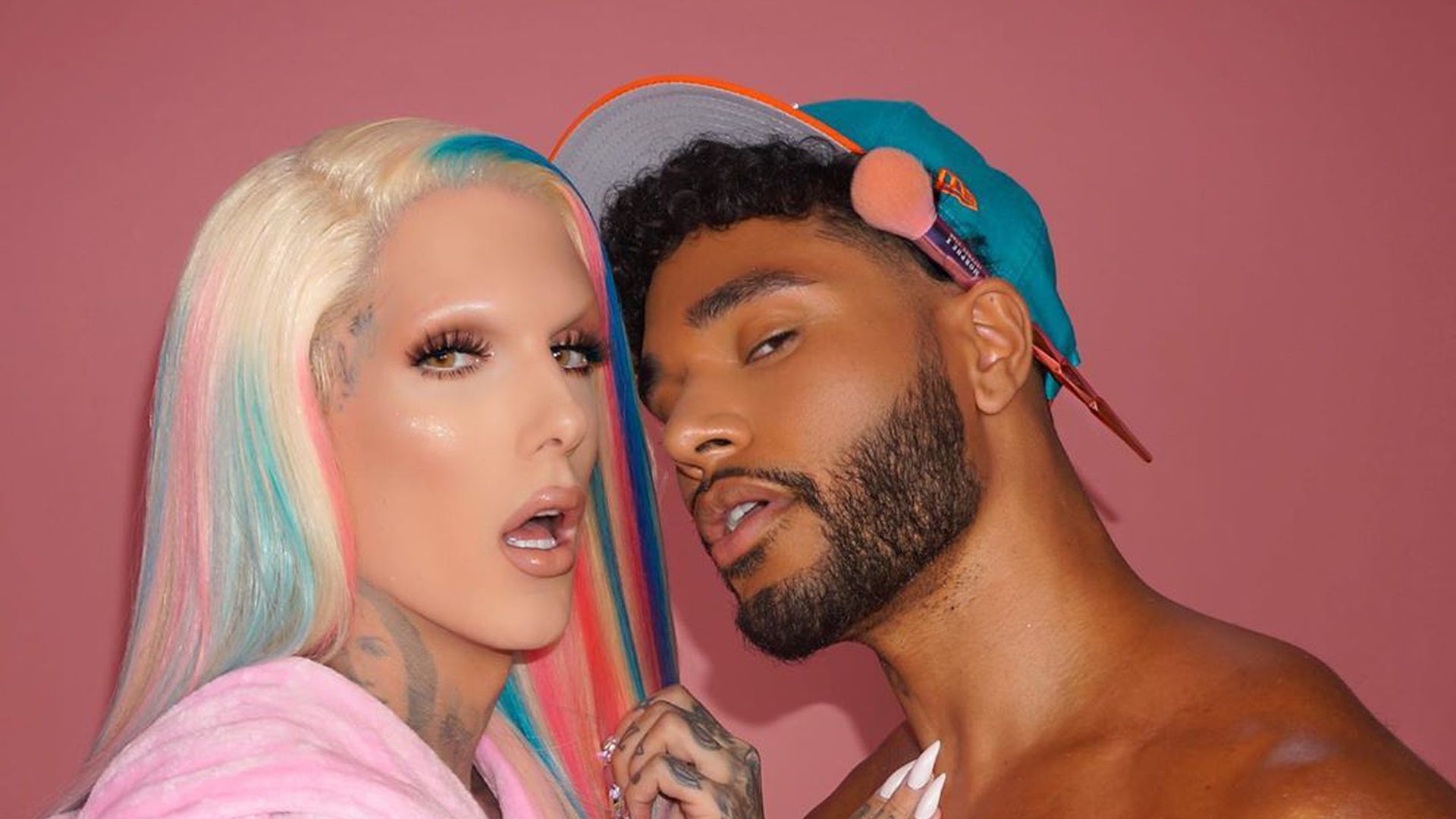 Dating mal anders: Jeffree Star von Unbekanntem geschminkt