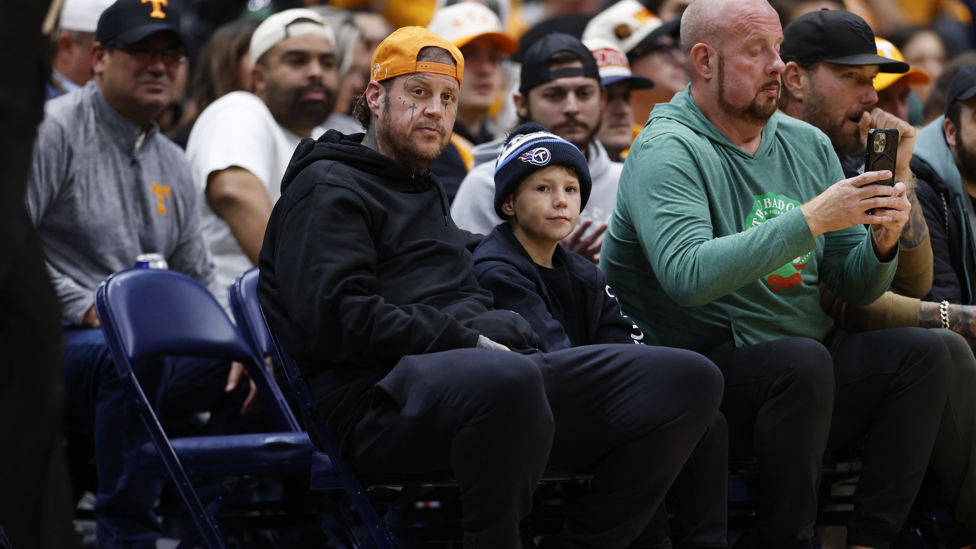 Jelly-Roll-genie-t-sportlichen-Ausflug-mit-seinem-Sohn