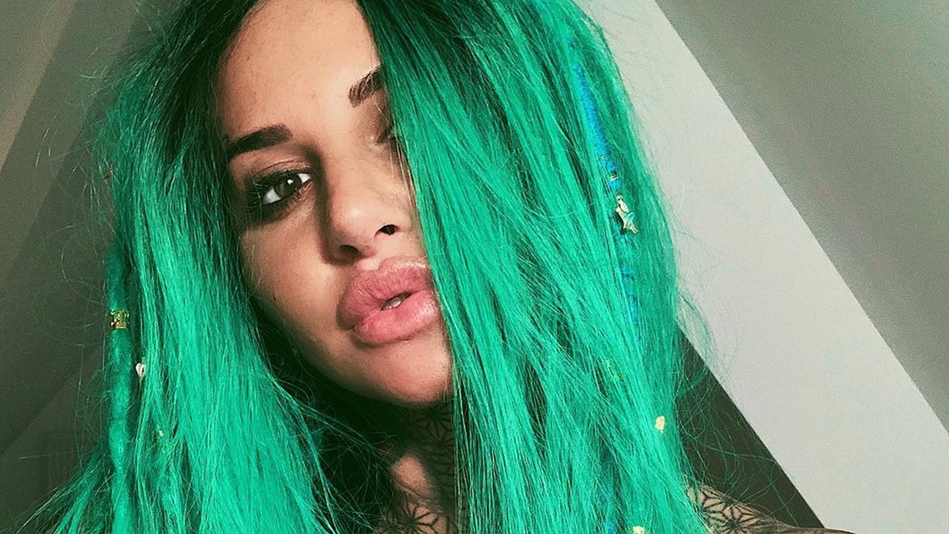 Giftgrüne Rasta-Mähne: Das ist wirklich Jemma Lucy!