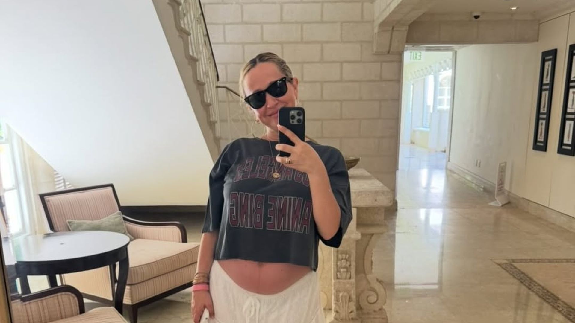 Jennifer-Meyer-48-pr-sentiert-stolz-ihren-Babybauch