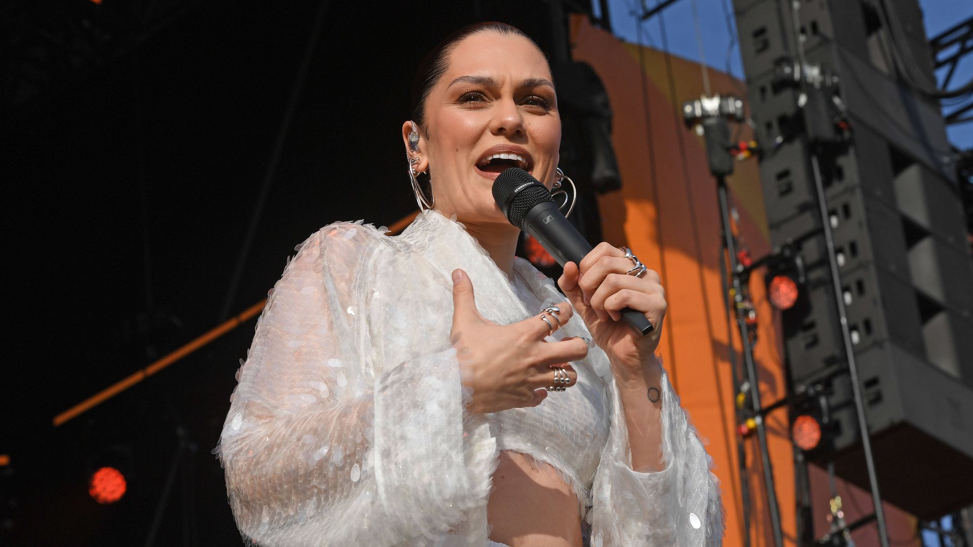 Jessie-J-feiert-sich-mit-Badeanzug-Selfie-nach-Krebskampf