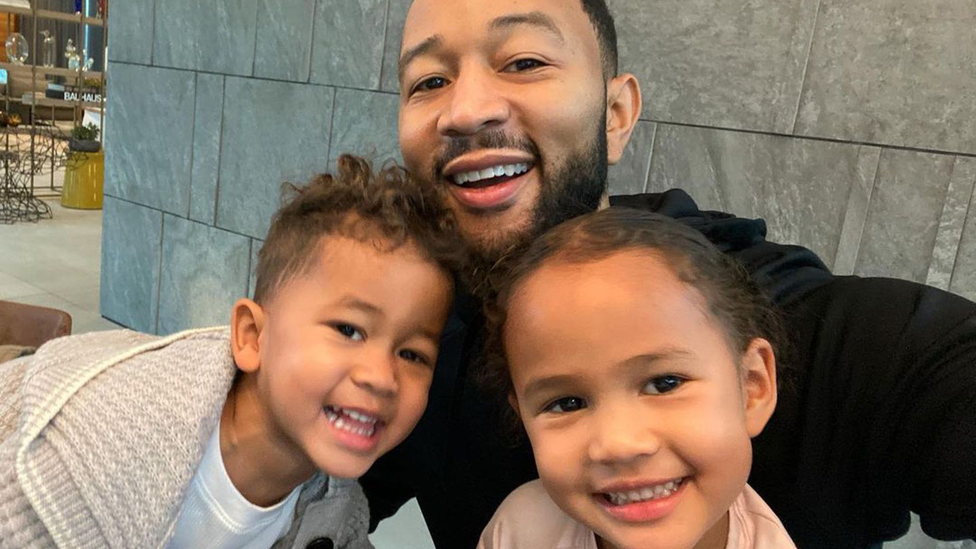 Niedliches Selfie John Legend posiert mit seinen zwei Kids!
