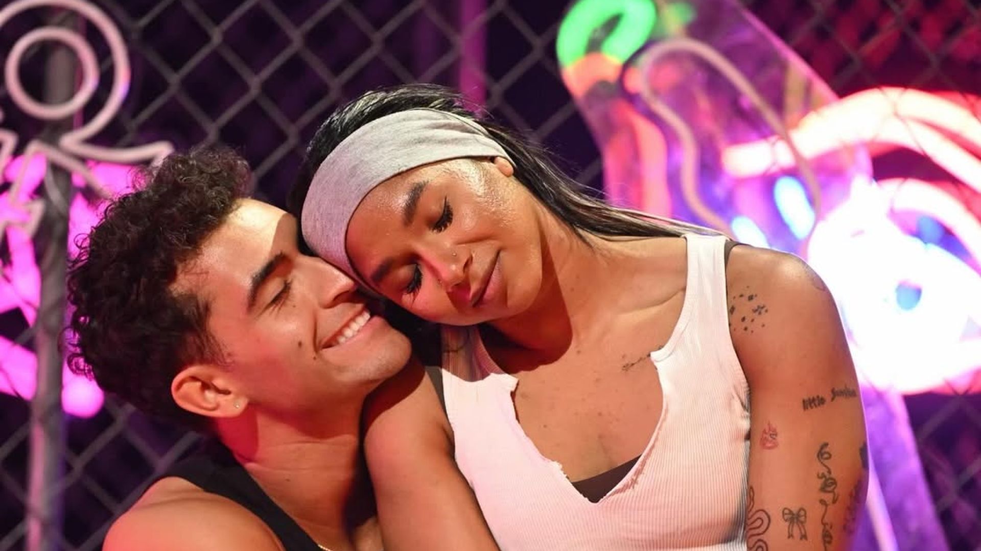 Verlobt-Jordan-Chiles-Ezra-Sosa-tragen-Hochzeits-Tattoos