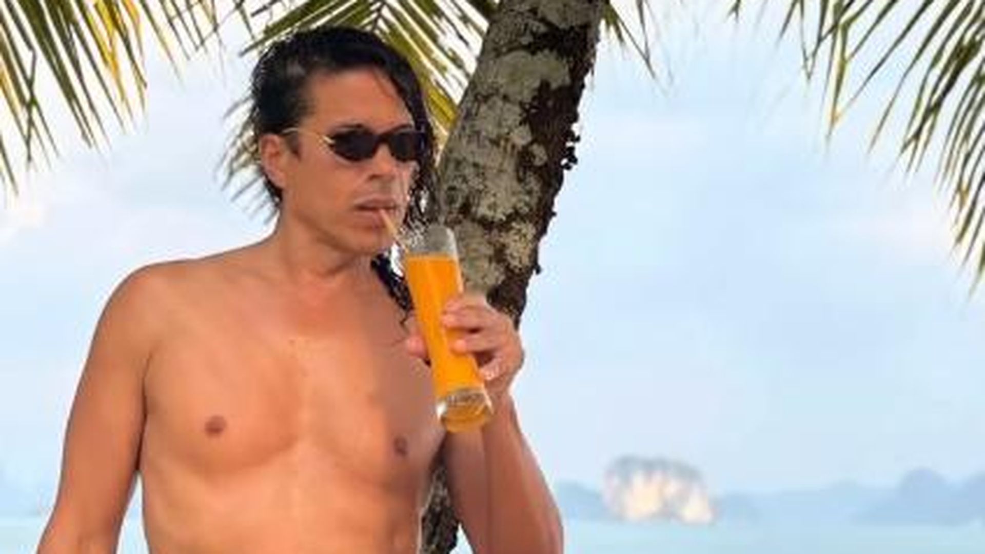 Jorge-Gonz-lez-schwingt-im-Speedo-die-H-ften-am-Traumstrand