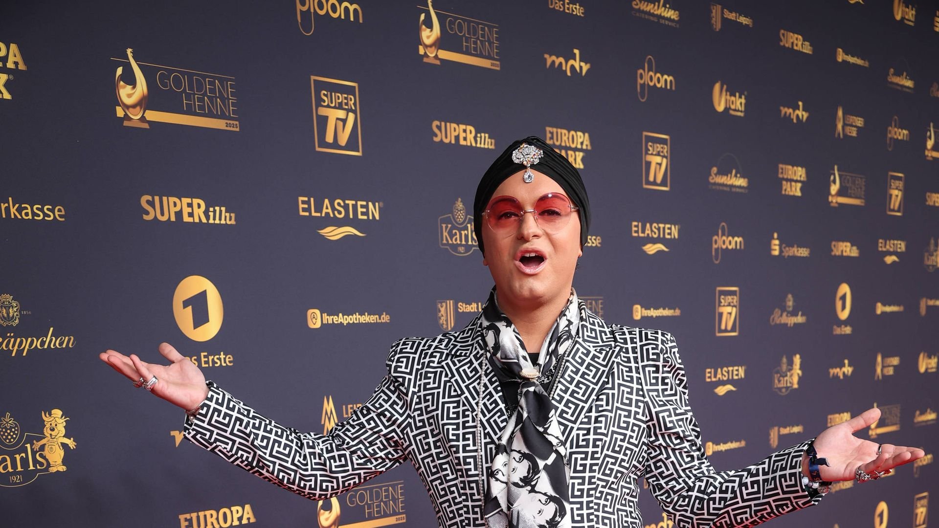 Ein-richtiger-Fan-Julian-Stoeckel-feiert-Calvin-Kleinen