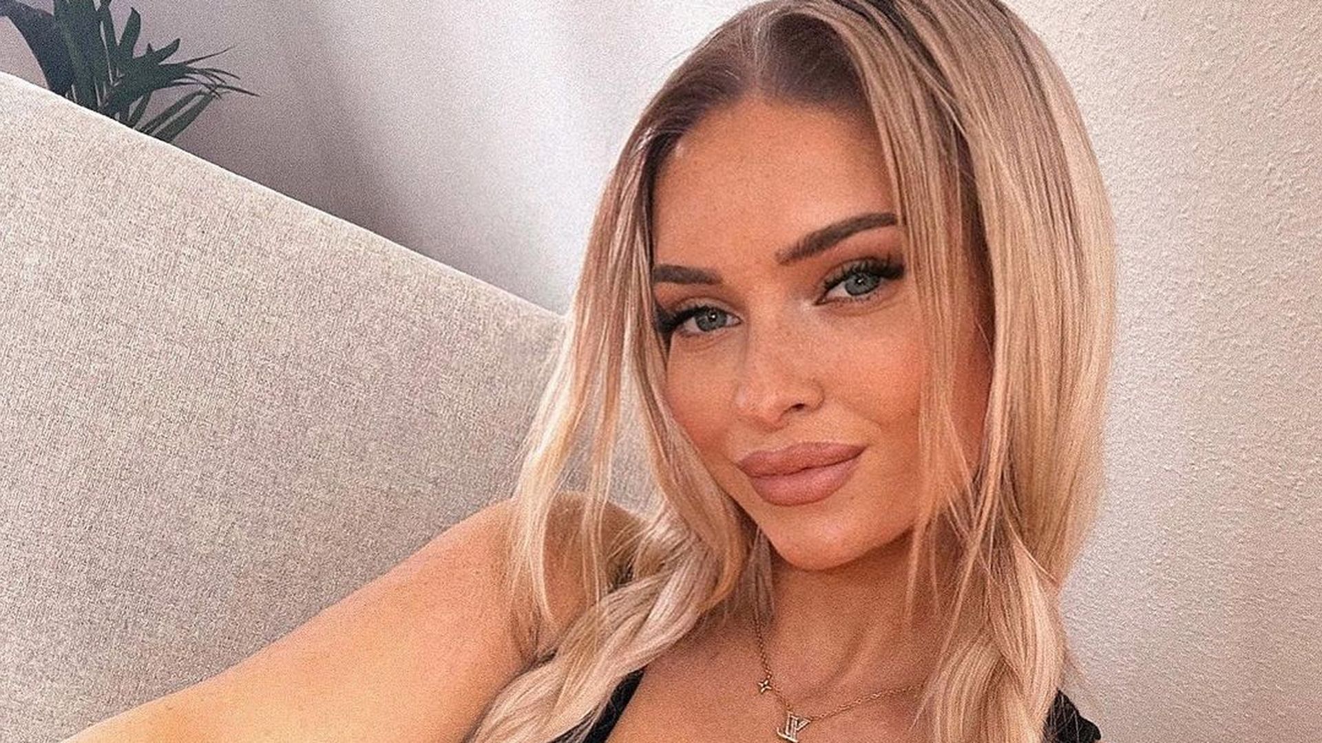 Justyna Pralina in a moment of self-reflection