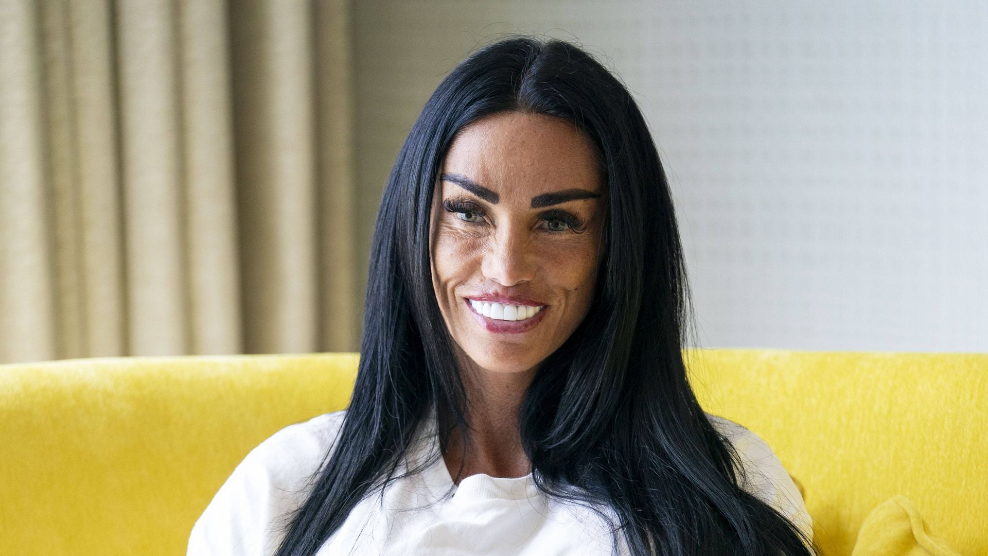 Katie-Price-lie-heimlich-schon-wieder-die-Br-ste-machen