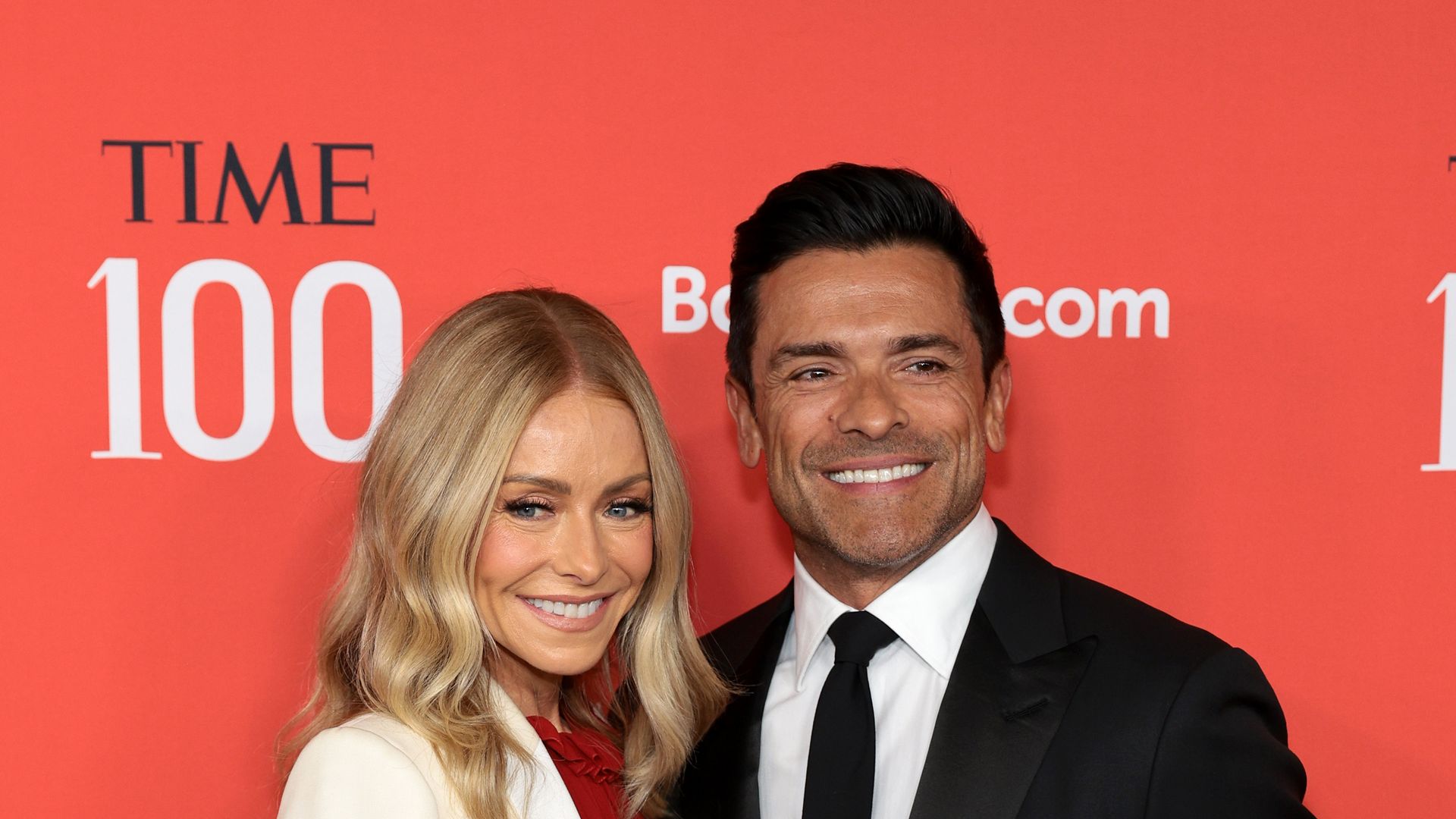 Kelly-Ripa-Mark-Consuelos-In-Tarnoutfit-bei-Lolas-Show
