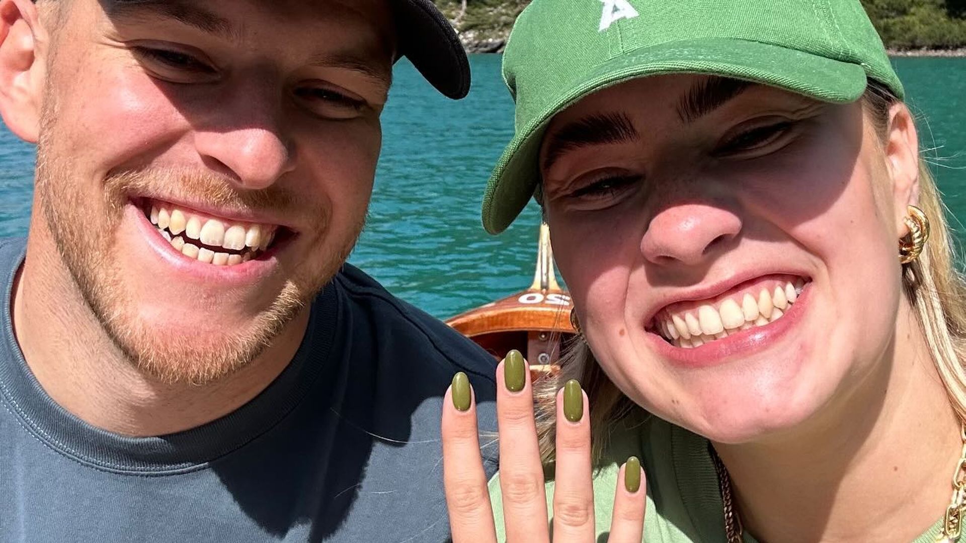 Yalangoch onalar, külotsiz qizlari bilan