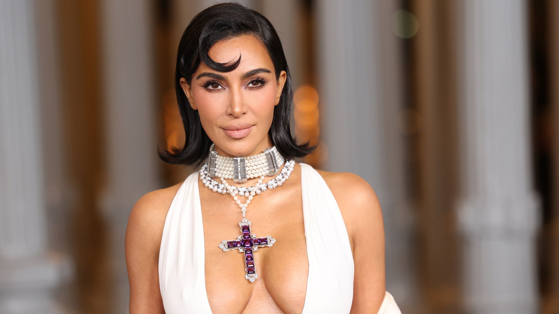 Uh-la-la-Kim-Kardashian-posiert-oben-ohne-auf-Magazin-Cover