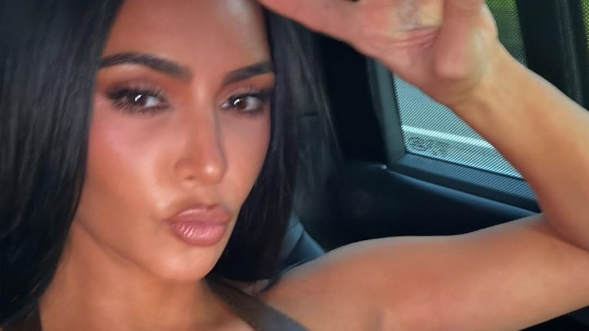 Fans-begeistert-Kim-Kardashian-posiert-im-hei-en-Leder-Look