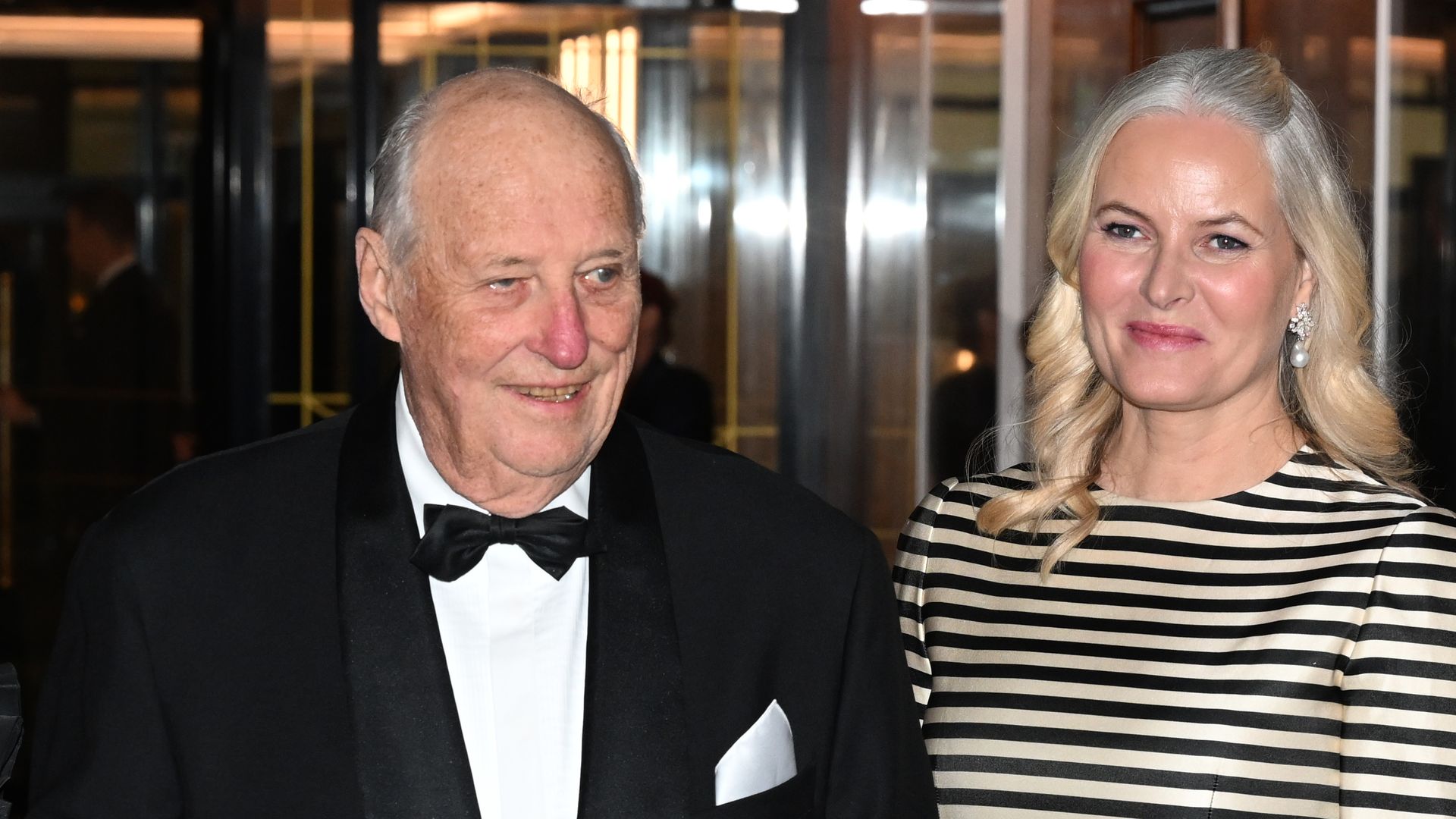 kronprinzessin-mette-marit-hat-haralds-krankenhaus-verlassen