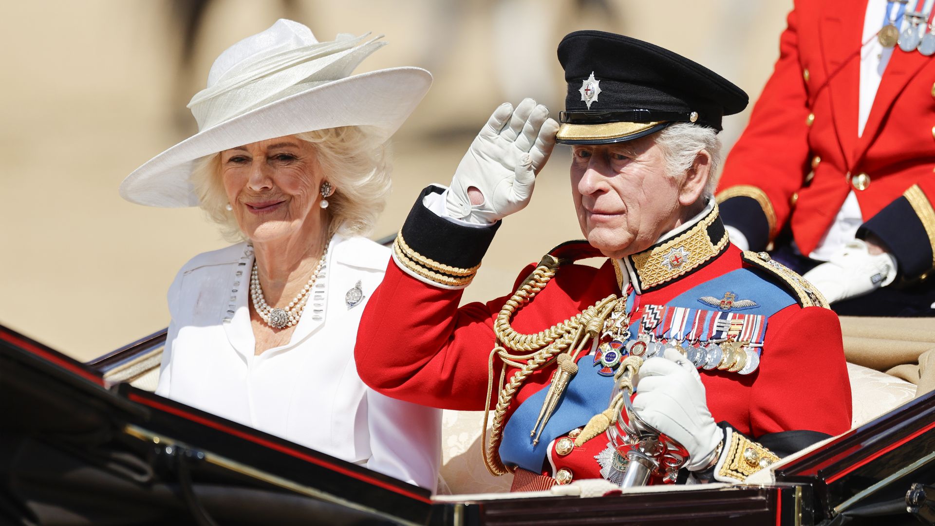 Darum-leben-K-nig-Charles-Camilla-teils-r-umlich-getrennt