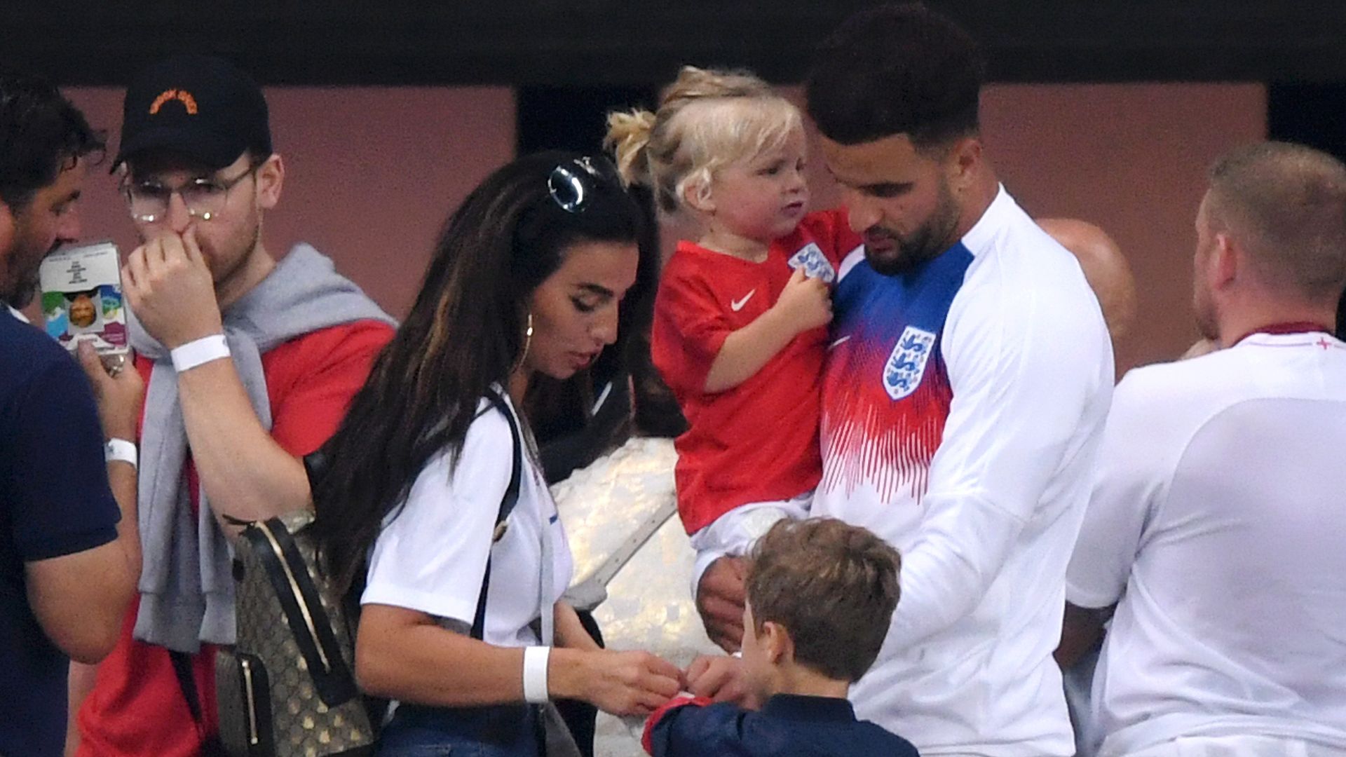 Aff-rendrama-Annie-Kilner-erwartet-f-nftes-Kind-von-Kyle