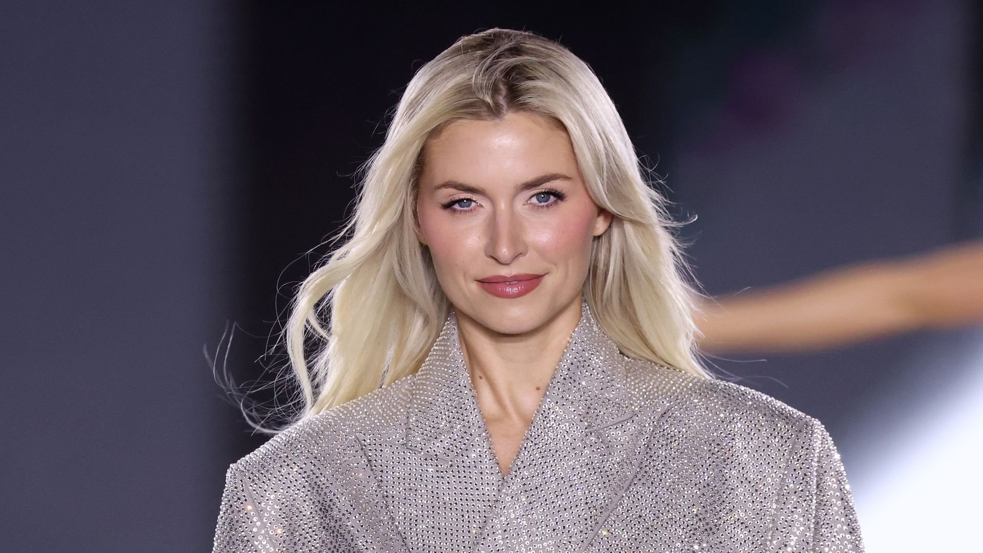 Nach-Verletzung-Lena-Gercke-feiert-Comeback-im-Schneekleid