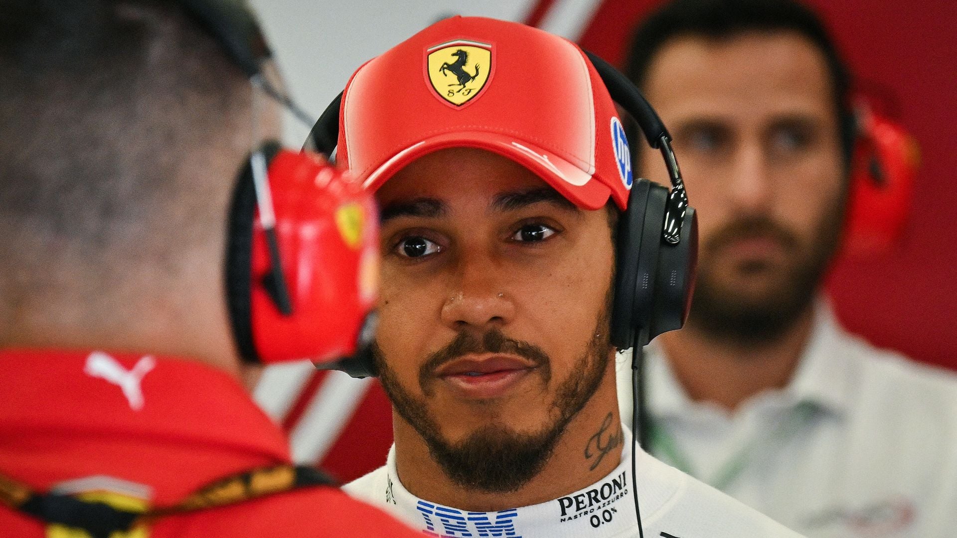 schock-w-hrend-rennen-lewis-hamilton-f-hrt-mechaniker-an