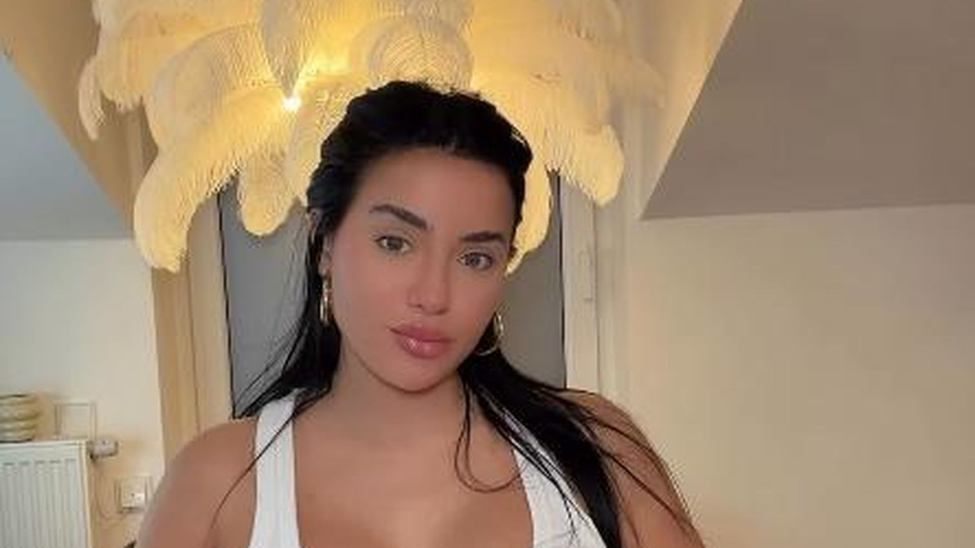 Schwanger-Leyla-Heiter-kl-rt-stolz-ber-ihre-Rundungen-auf