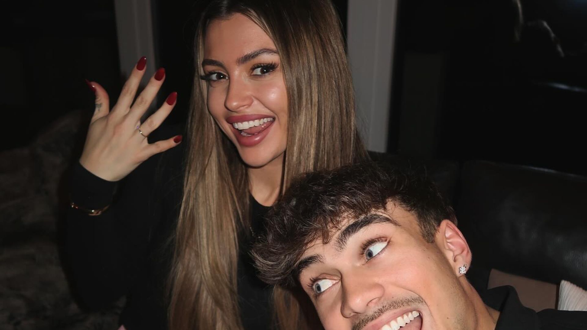 Ryan-W-hrl-schenkt-Lina-Vor-Verlobungsring-zu-Weihnachten