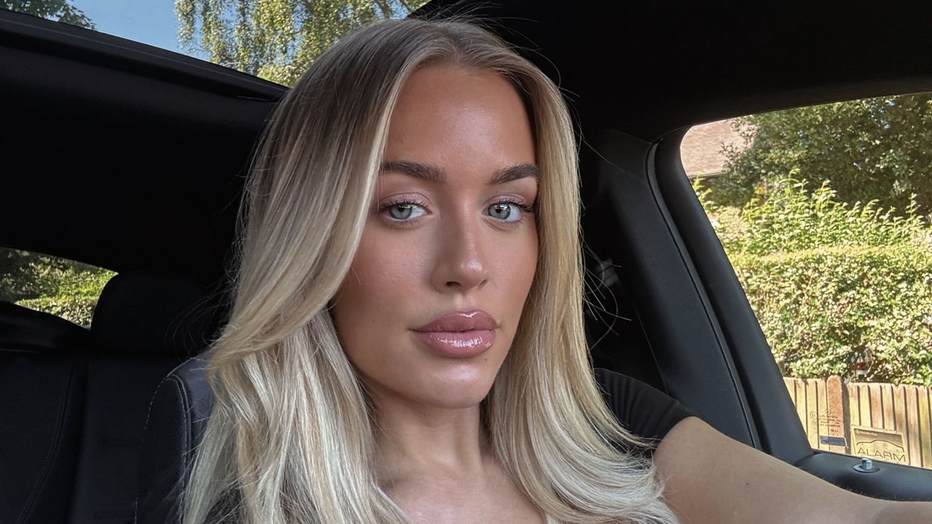 Lottie-Tomlinson-genie-t-winterlichen-Bummel-mit-Familie