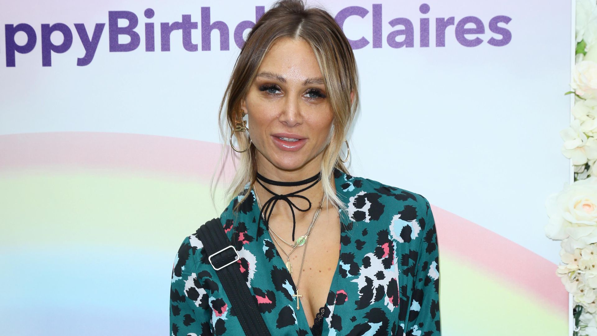 Lou-Teasdale-bricht-im-Podcast-ber-Caroline-Flack-zusammen